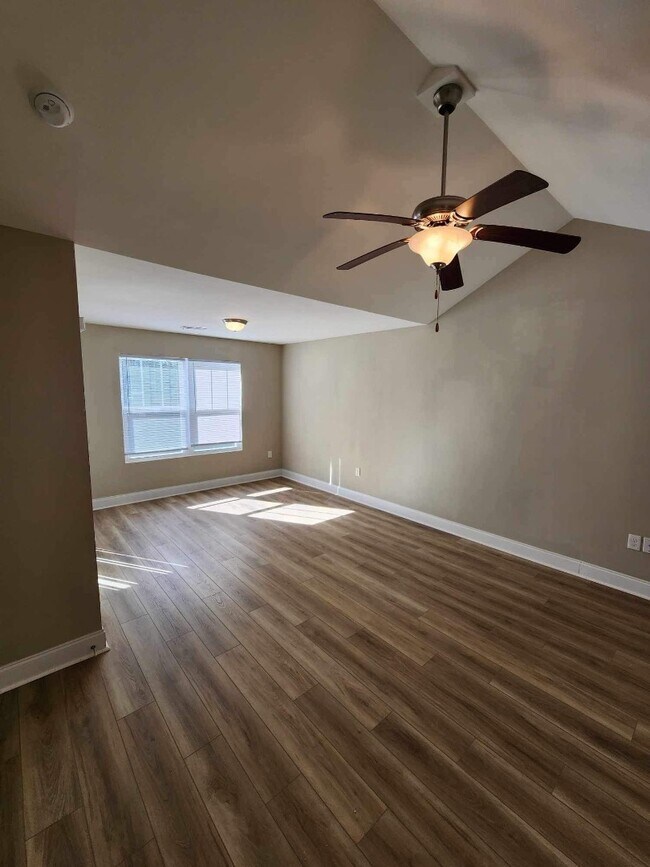 Building Photo - 215 Leadoff Dr