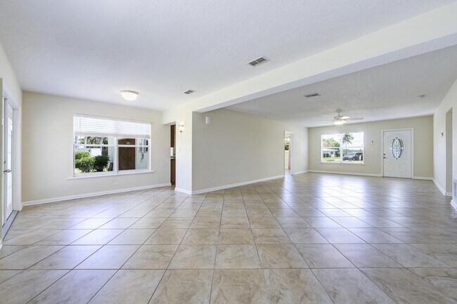 Building Photo - 1452 Crest Dr