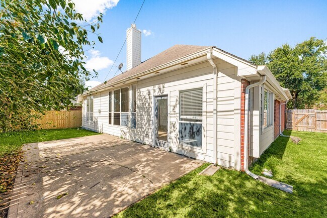 Building Photo - 3538 Lakeaires Ln