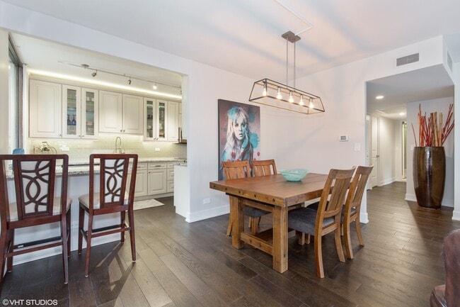 Building Photo - 100 E Bellevue Pl