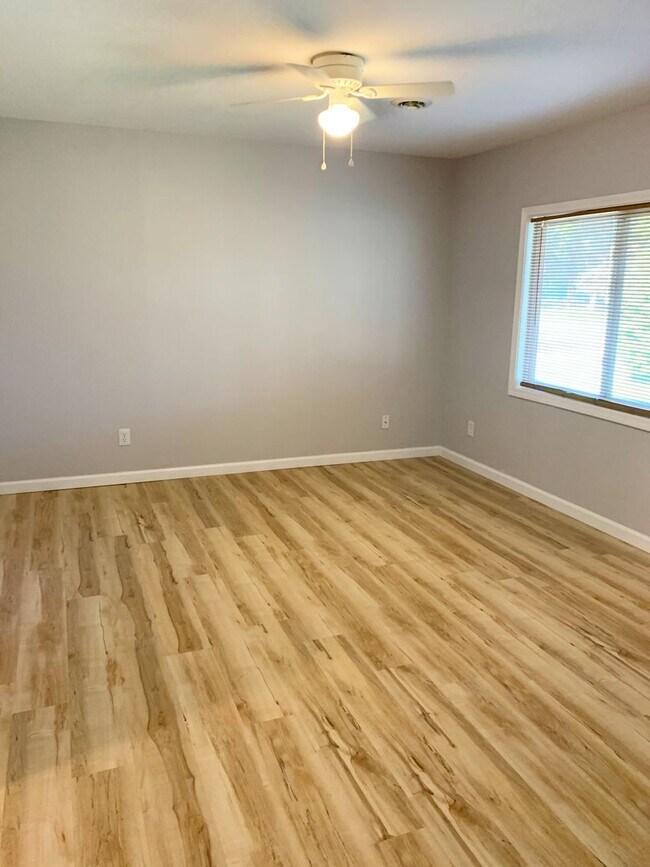 Building Photo - 2522 Meadowlane Dr