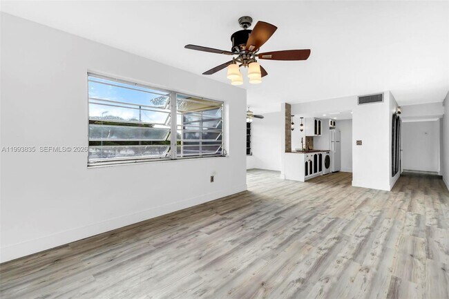 Building Photo - 285 NE 191st St