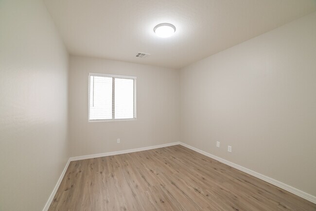 Building Photo - 6518 W Red Fox Rd