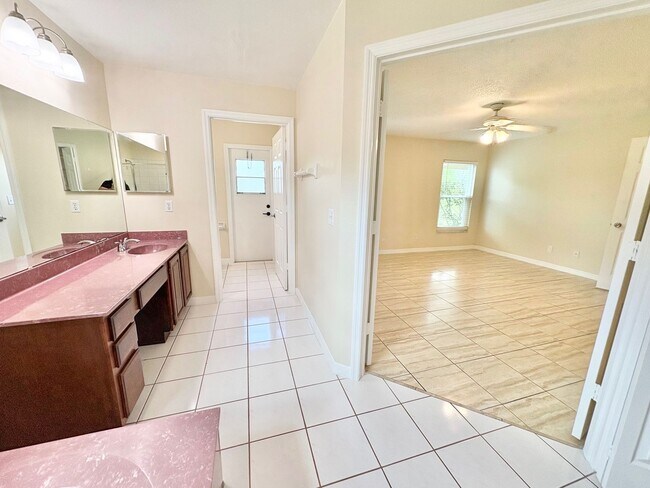 Building Photo - Beautiful 4BR/2.5BA Water View Home - Deer Hollow in the Deerfield Community!