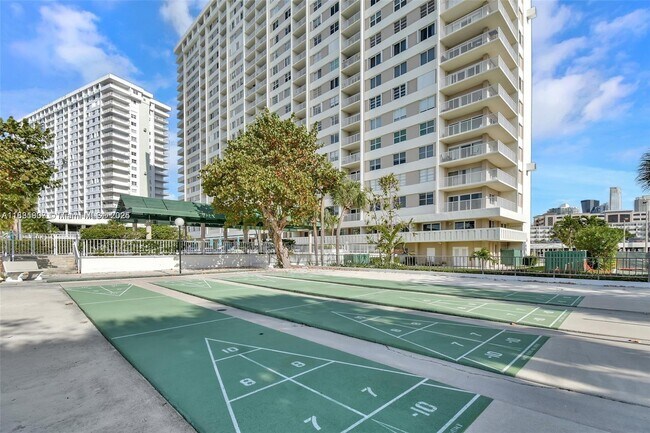 Building Photo - 300 Bayview Dr