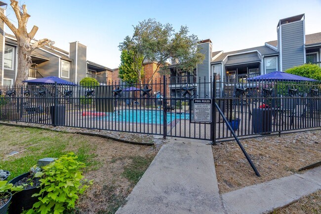 Building Photo - 18333 Roehampton Dr