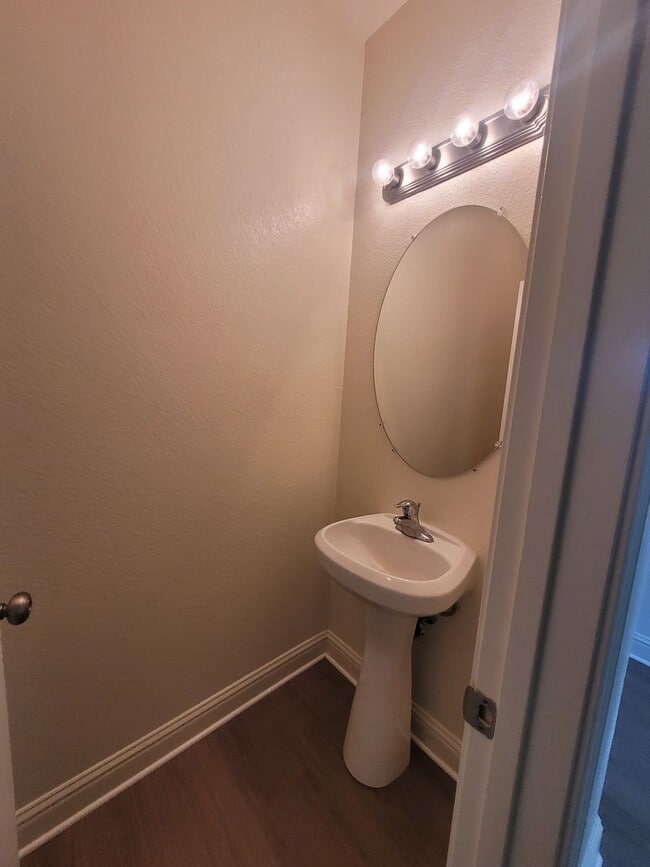 Building Photo - Three bedroom 1 bath with central heat and air