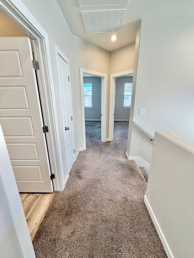 Building Photo - Beautiful 3 Bedroom Home In Desert Color!