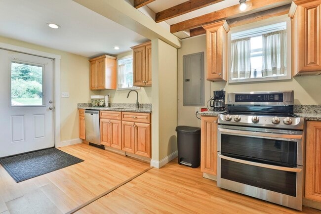 Building Photo - 64A Holiday Ln
