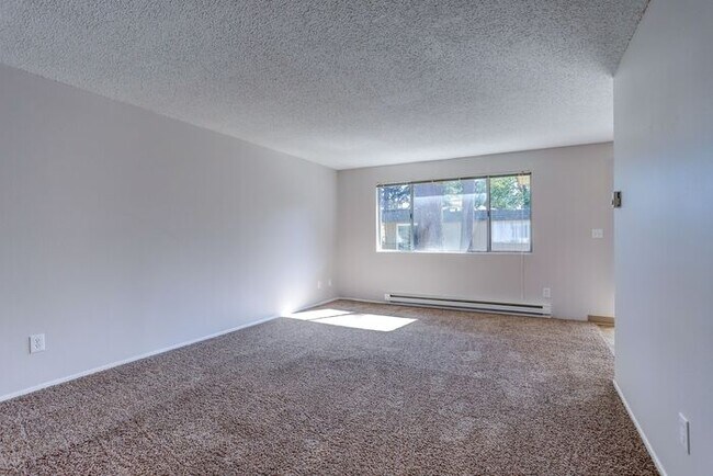 Building Photo - Remoduled 2x1 unit available Dec 1st!!