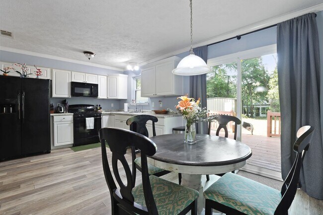 Building Photo - Settle Into Comfort in This Charming 3-Bedroom Home in Larchmont Estates