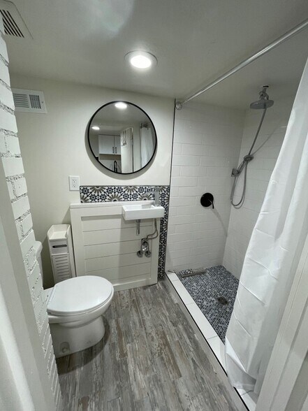 Building Photo - 836 E 400 N