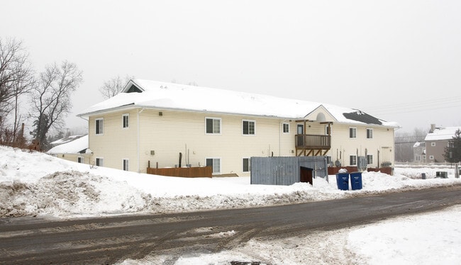 Building Photo - 900 S Maple Rd