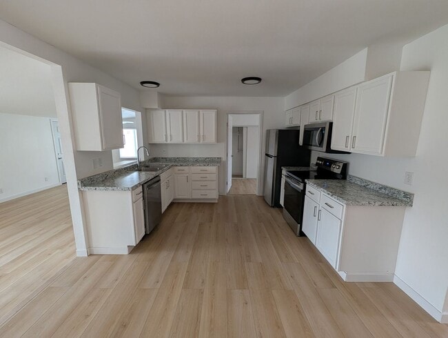 Building Photo - Newly Renovated 4 Bedroom 2 Bath Home In Great Peoria Location