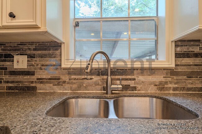 Building Photo - 1558 O'Connor Dr