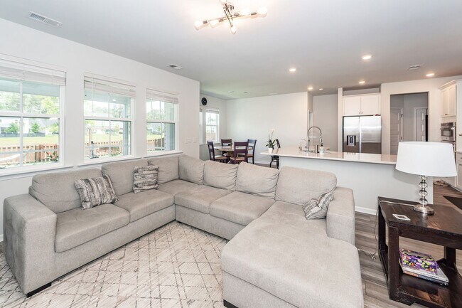 Building Photo - 6 Bedroom 4.5 Bath in Limehouse Village - Summerville