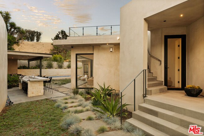 Building Photo - 1205 Las Lomas Pl