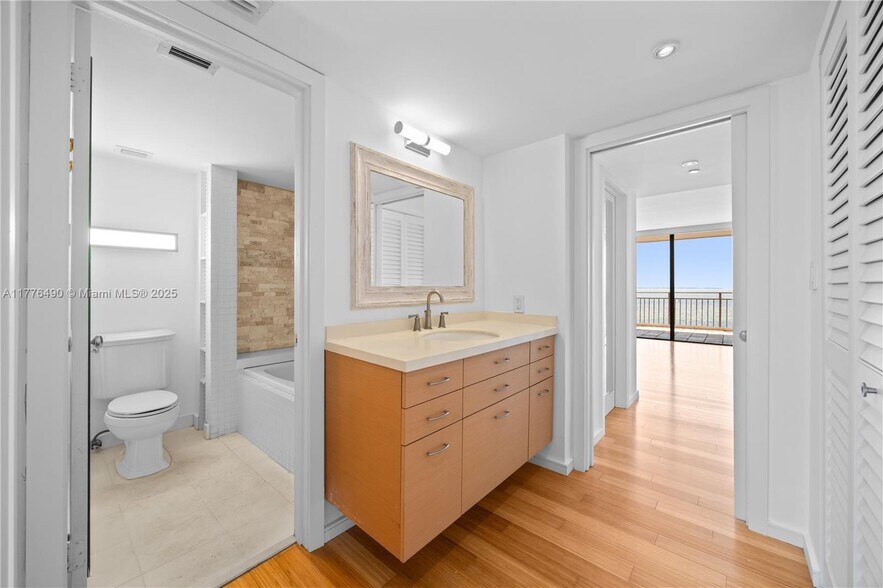 Building Photo - 1632 S Bayshore Ct