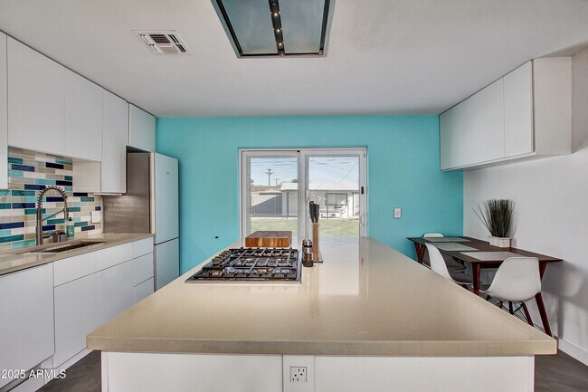 Building Photo - 7034 E Wilshire Dr