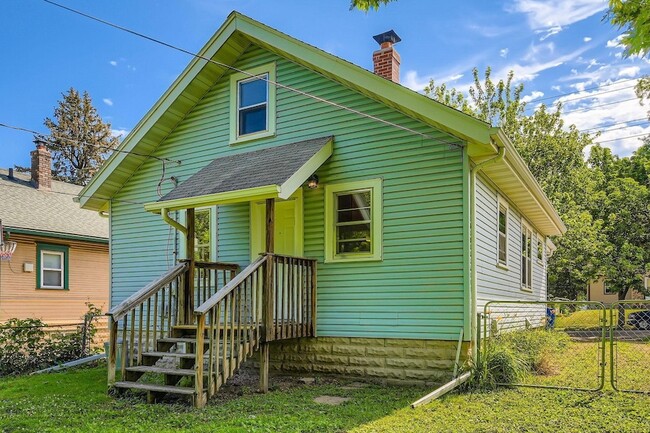 Building Photo - 1083 Western Ave N