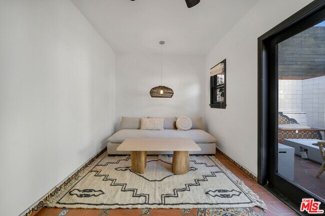 Building Photo - 8822 Rosewood Ave