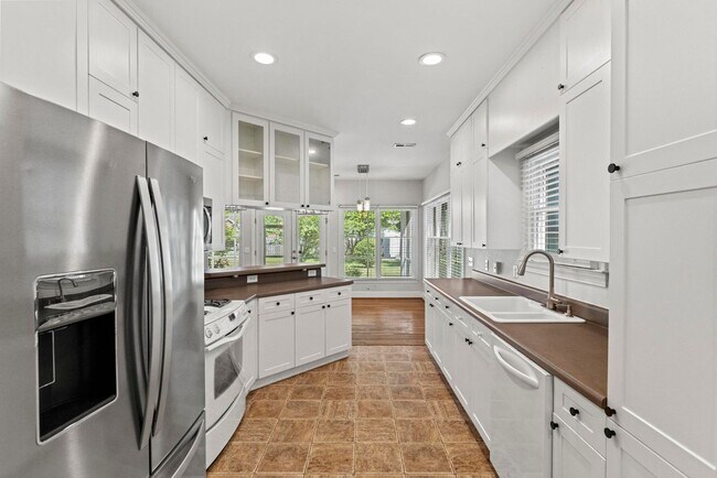 Building Photo - Large Leland Home for rent with Fenced Back Yard!