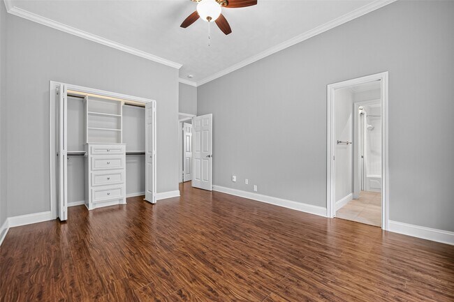 Building Photo - 10310 Chevy Chase Dr