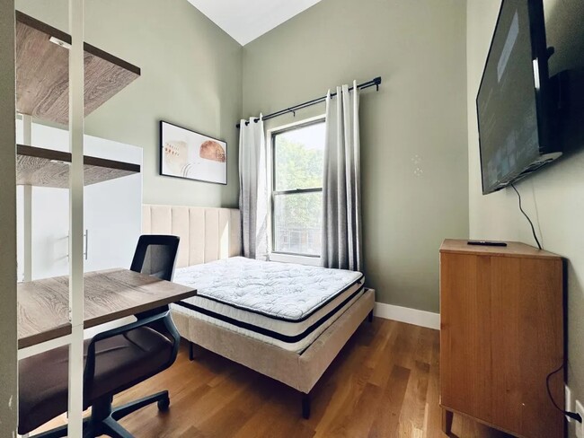 Building Photo - Private Bedroom in a 4 bedroom / 2 bathroo...