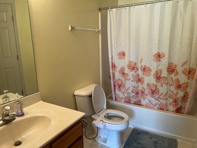 Building Photo - 4611 Court Yard Dr