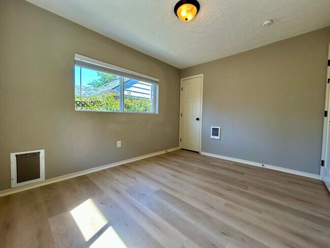 Building Photo - Charming 3-Bedroom Home in Prime Vancouver Location – Pet Friendly with Fenced Yard!