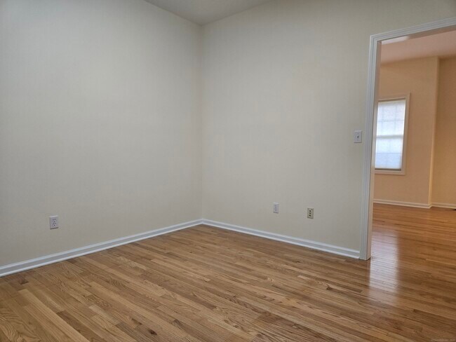 Building Photo - 511 Elm St