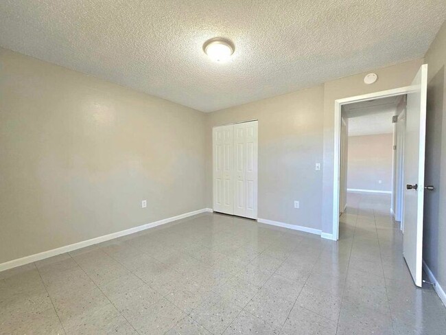 Building Photo - 603 E Garden St