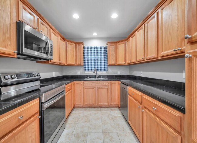 Building Photo - Charming East Navarre Home