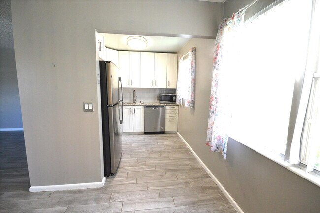 Building Photo - 144 Mansfield D