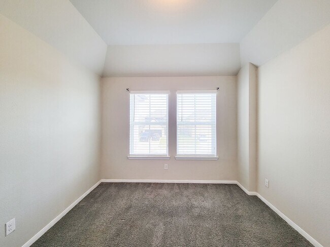 Building Photo - Live comfortably in this stunning Lake Rid...
