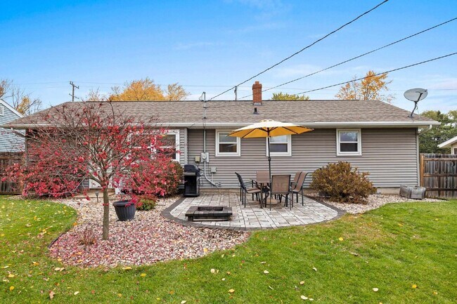 Building Photo - Charming 3 Bedroom Neenah Home with fenced yard