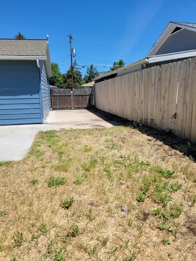 Building Photo - Nice 3 bedroom 1 & 1/2 bathroom home