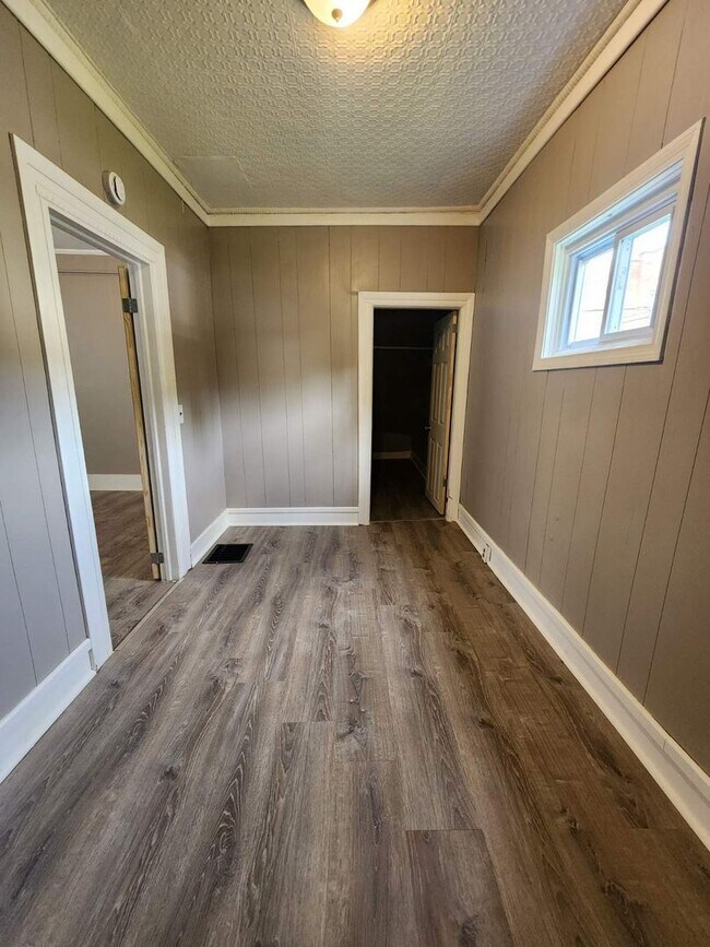 Building Photo - Five Bedroom Single Family Home!