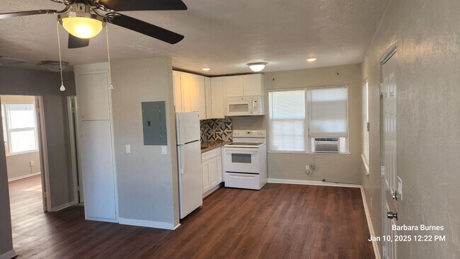 Building Photo - 400-402 S Peninsula Dr