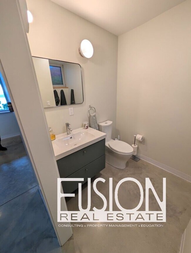 Building Photo - 11 Lakeview Terrace