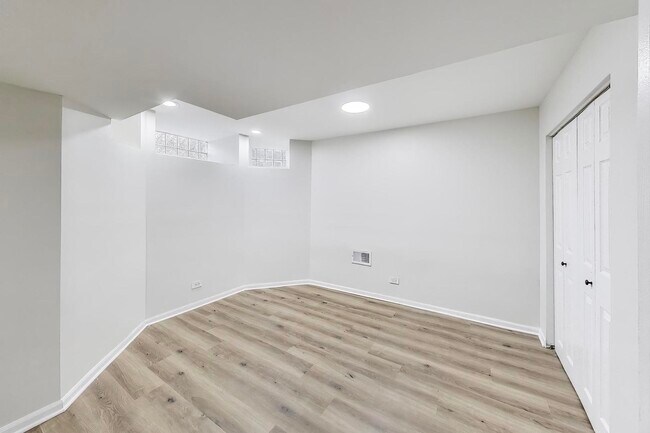 Building Photo - 2330 N Greenview Ave