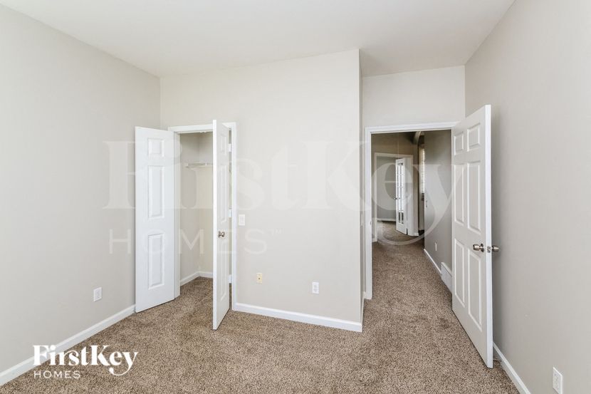 Building Photo - 8595 Shady Elm Dr