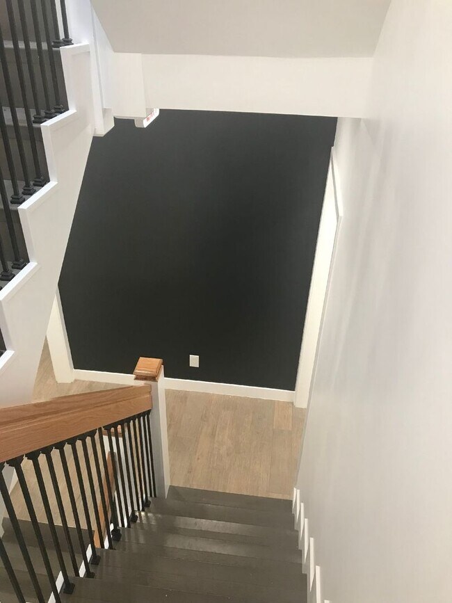 Building Photo - CHELSEA/BOSTON LUXURY STUDIO STEPS TO SILV...