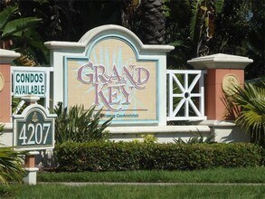 Building Photo - Spacious  and nice 2nd floor 2bed/1bath un...