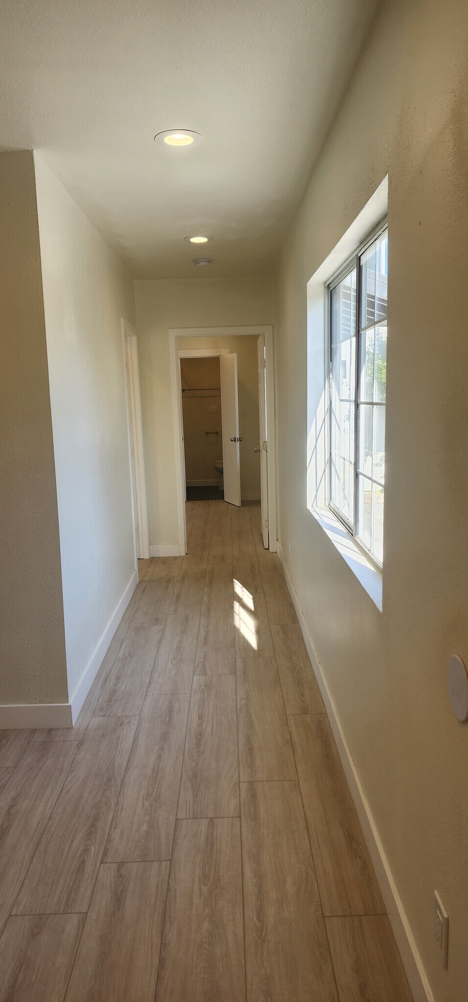 Building Photo - 950 N Kingsley Dr