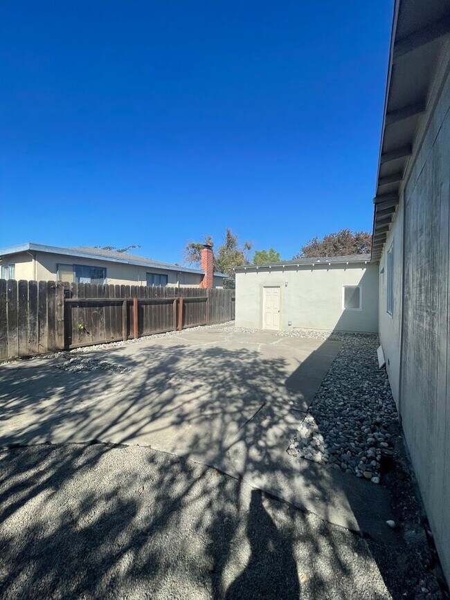 Building Photo - AVAILABLE NOW! 3 BEDROOM/2 BATH IN FAIRFIELD