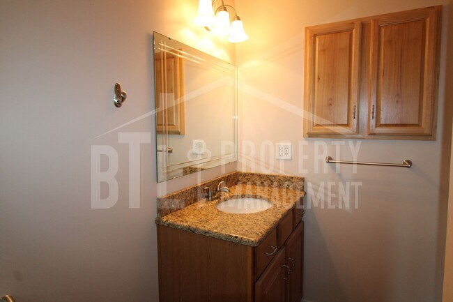 Building Photo - Spacious 3-Bed, 3-Bath Home Near Table Rock Lake – Pet Friendly with Pool & More!