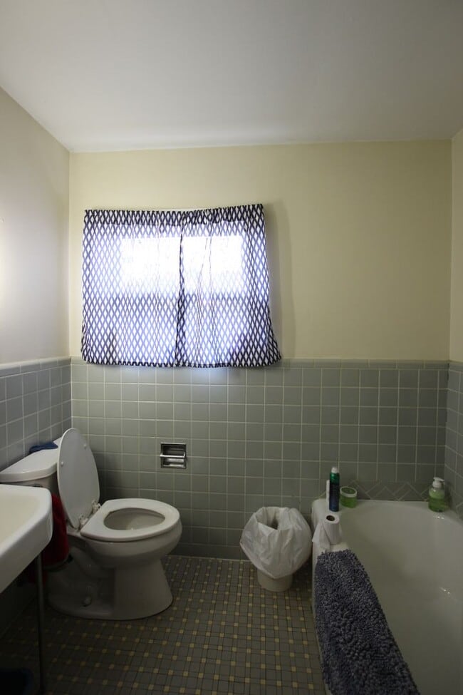 Building Photo - Coming Soon! Spacious 4 Bedroom 2 Bath Home!