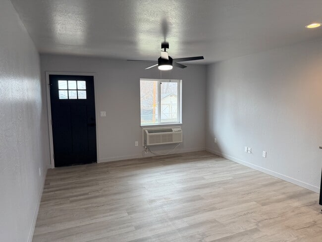 Building Photo - Division St