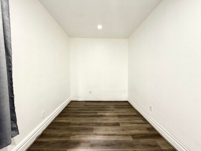 Building Photo - 275 Linden Ave